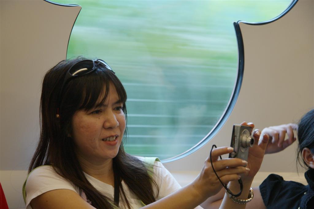 รถไฟฟ้าสาย disneys หน้าต่างเป็นรูป มิคกี้เม้าส์ทั้งคัน