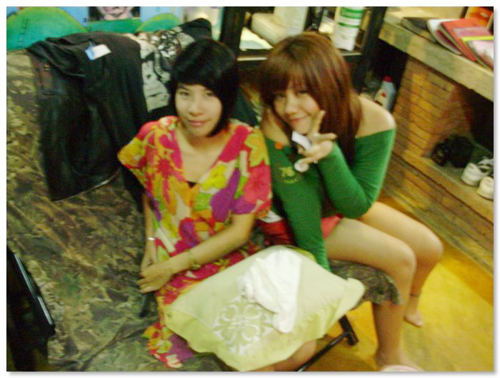 สาวคนนี้ก็ นู๋จิ๊บ แฟนพี่แดน!!!  :sad:...... :grin: อิอิ  จิ๊บก็น่าร๊ากกกค่ะ สนิทกับปอยเร็วมาก อยู่ป