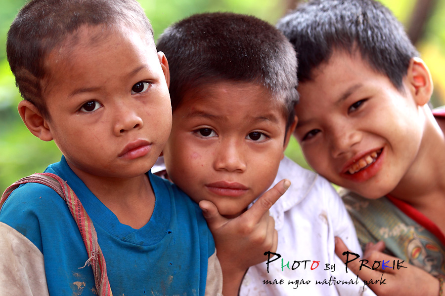 เด็กที่นี่เค้าพูดภาษาไทยไม่ได้ครับ ผมสงสัยในทรงผมของเด็กว่าทำผิดอะไรถึงถูกกร้อนผมขนาดนี้เลยถามคนที่แ