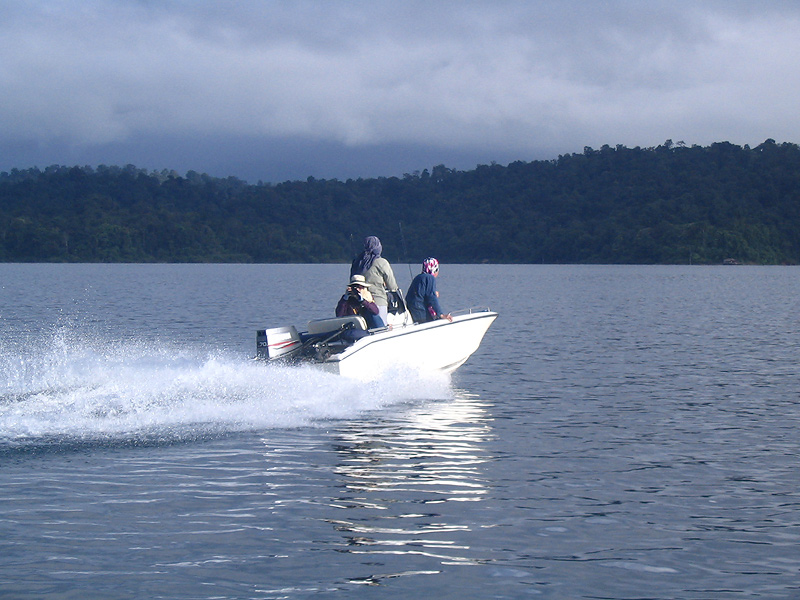 ..ชวนเพื่อนเก่าไปเที่ยว 4 คน
..พร้อมเรือ 14 F  ของน้าจิม ที่เพิ่งโมเสร็จใหม่ ๆ อีก 1 ลำ


 :smil