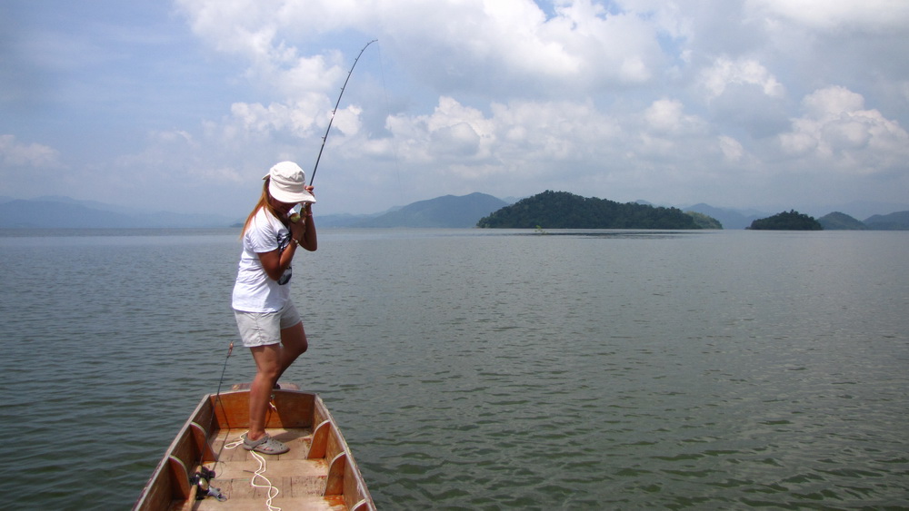
         โดนแล้วแม่เจ้า.....!!!!!!!.................วัดควับ..หงายหลังกลับมาในเรือเลย..............