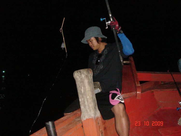 ยิ่งดึกสายหน้าดินยิ่งเยอะขึ้น

คงเพราะ JIG กันมาทั้งวันแล้ว เรี่ยวแรงก็เริ่มหดหาย