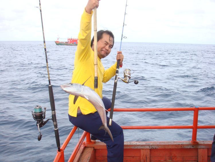 ขึ้นมาแล้วโดยชาตรี


ส่วนตัวผม JIG โดน GT แต่อัดขาดไป เสียดายมั่กๆ