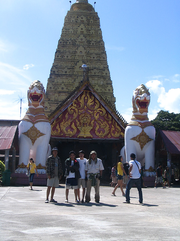 ถ่ายกับเพื่อน ๆ

 :smile: :smile: :smile:
-------------------------------------------------------