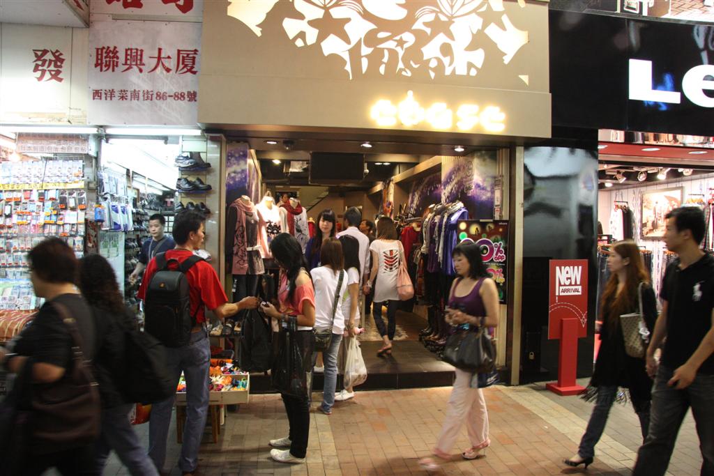 กลับเข้าเมือง ไปตลาดเดินดูสินค้าต่