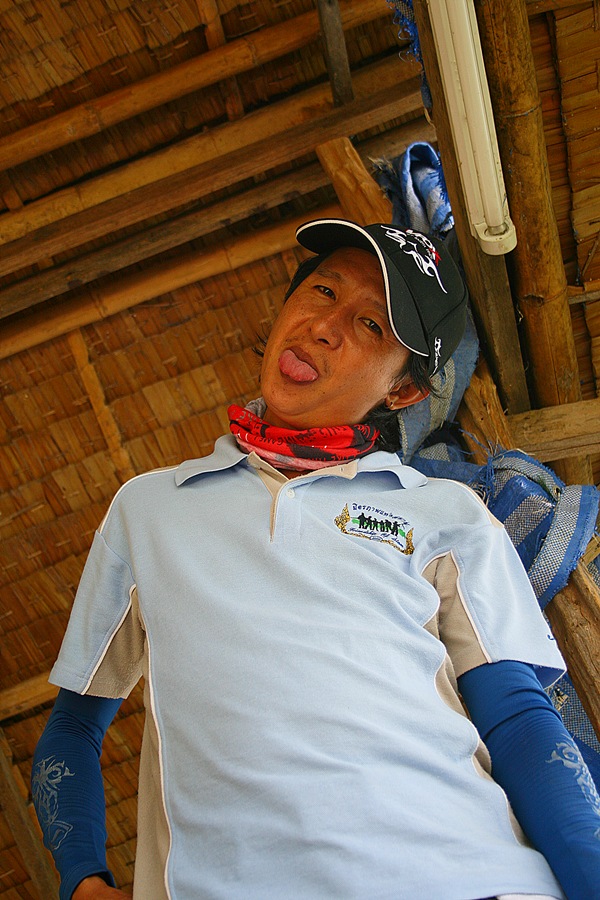  :smile: :smile: ดูกินข้าวเสร็จ แวะมานอนพักตรงแพข้างๆ ม๊านนนนน ยังไม่เลิกแบ๊ว อิอิ  :love: :love: