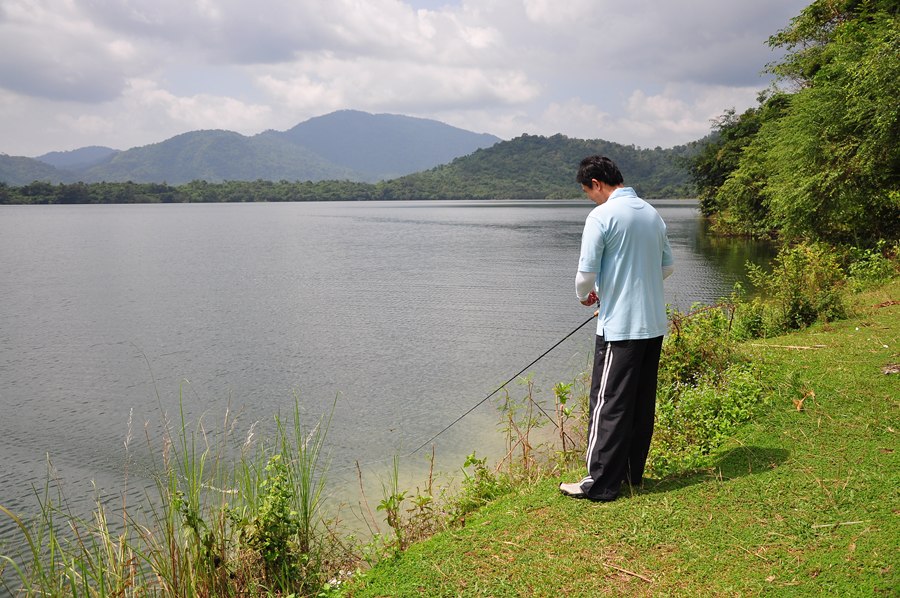 พอมาถึงริมฝั่ง นายอ๊าทยังตีเบ็ดเล่นๆอยู่ เอ๊ะ........ทางซ้ายท้ายเรือมีตัวอะไรก็ไม่รู้ขึ้นตรงท้ายเรือ