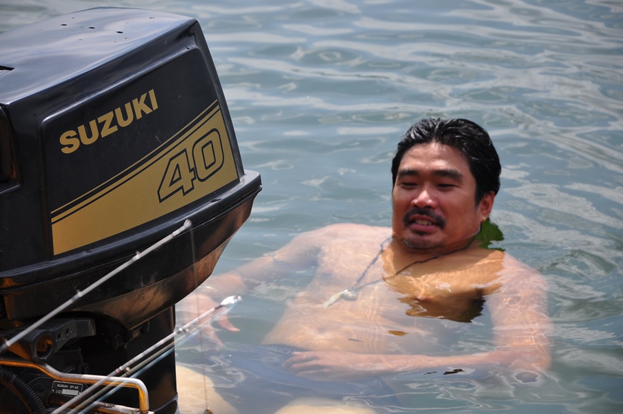 นี่ไงคร๊าบบบบบบบบบ...............ขึ้นลอยตัวอยู่ท้ายเรือเลย ถ้าตีเบ็ดติดหลังแบบพี่อางได้คงจะมันส์น่าด