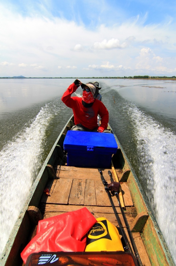   เตรียมของขึ้นเรือเสร็จ.......
เราก็ออกจากท่าบ้านพ่อไต๋กุ่น
ลัดเลาะตามคลองเล็กๆ ออกสู่บึงใหญ่

