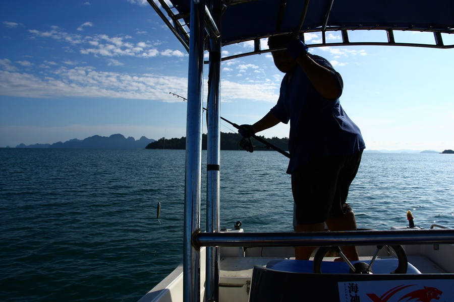  [b]แม้จะเปลี่ยนไปยืนตีที่ท้ายเรือแต