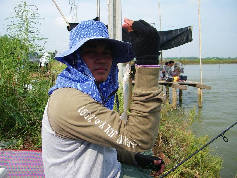  [b]มัวแต่ตกปลากันเพลิน...จนลืมถ่ายรูป