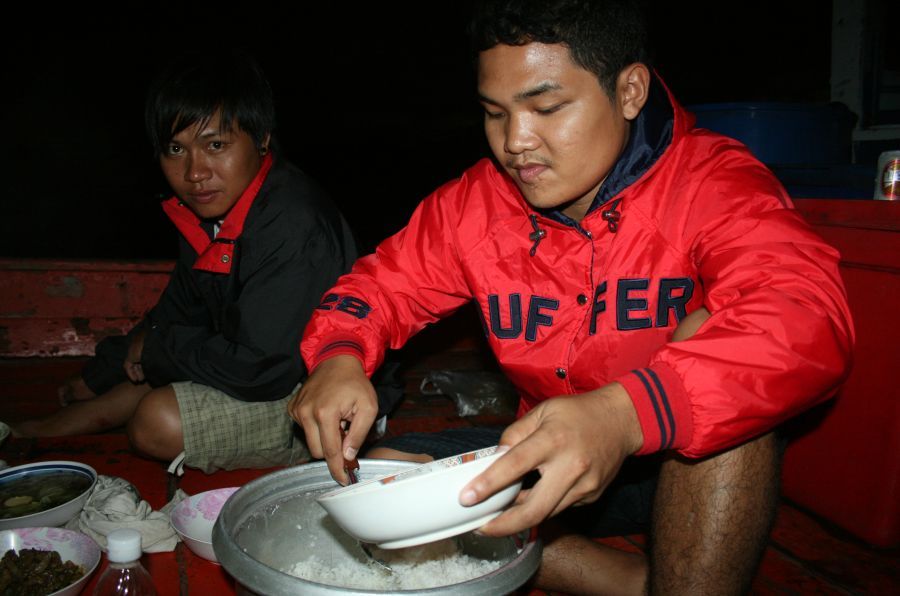 พวกเราออกเรือกันก่อนหกโมง โดยหวังว่าทริพนี้ คงจะไม่แห้วนะ  ตั้งแต่เที่ยงมายังไม่ได้ทานไรกันเลย พอลงเ