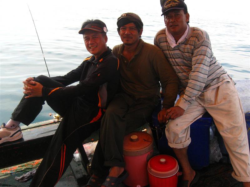  [b]บ่ายโมง..หลังจากกินข้าวกินปลา ตบตรูดด้วยเหล้าเบียร์ เรือจรวยพร ก็พาเราวิ่งกลับเข้าไป..หมายใน...ห