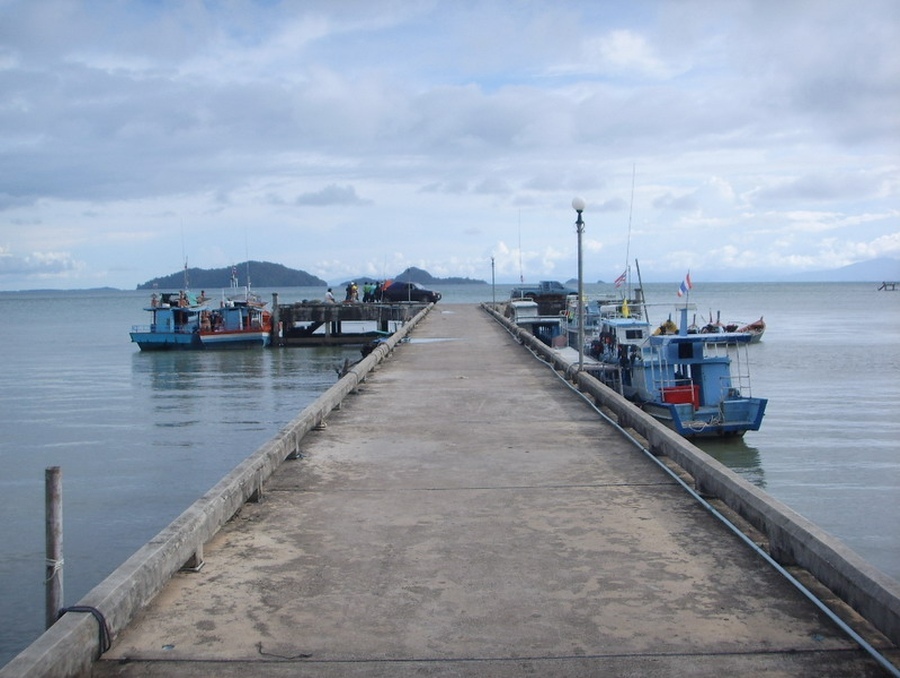 ถึงท่าเรืออ่าวนุ่นสี่โมงกว่า  นั่นเท่ากับว่าเราสายไป 1 ชั่วโมง  ผมคิดว่าน่าจะใช่