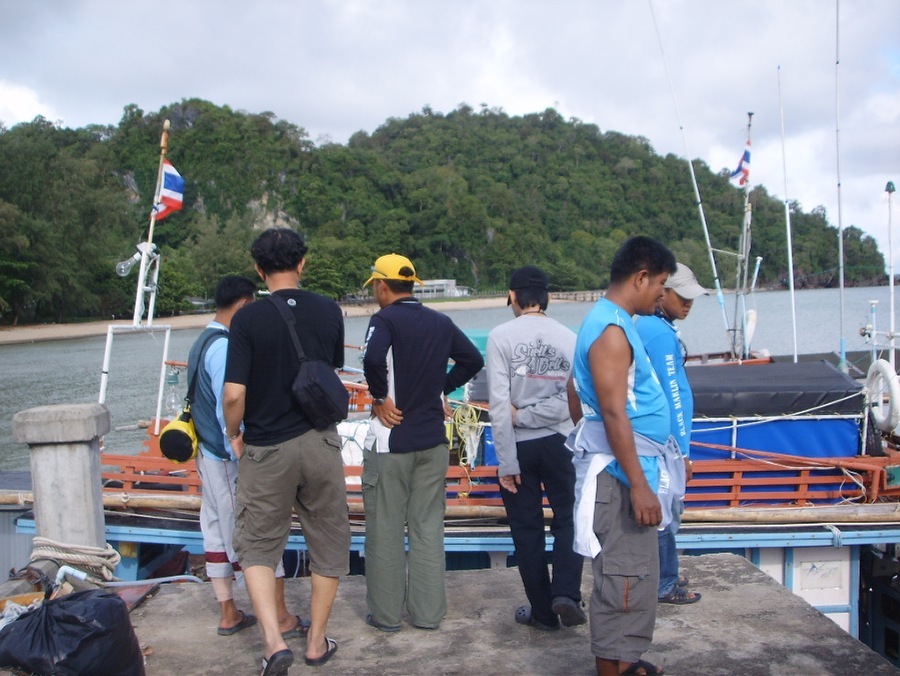 พวกขี้สงสัยตอนนี้ในหัววิ่งกันพล่านแล้วครับ  จะเจอเหมือนเค้ามั๊ย  หมึกจะดีมั๊ย  ยืนเหมือนปรึกษาแต่ว่า