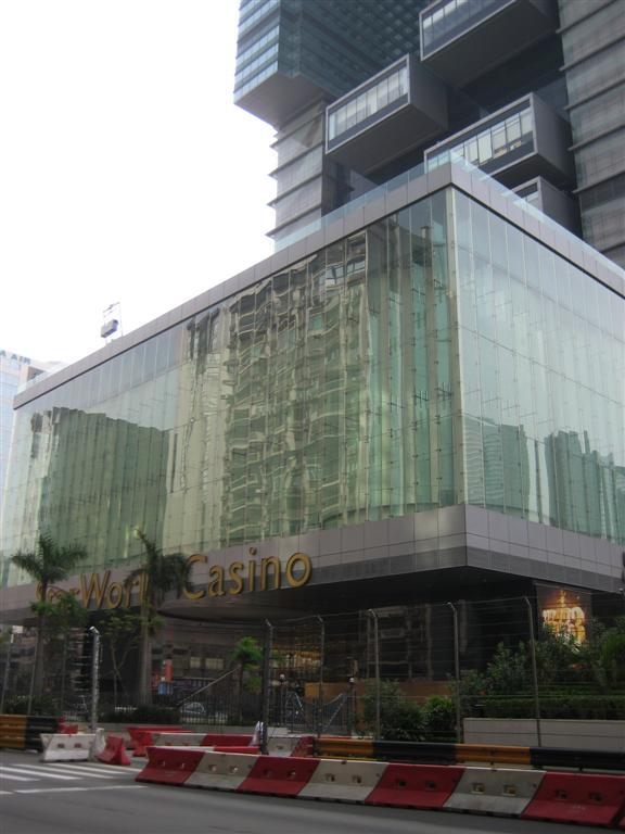 ด้านหน้าตึก world casino ยามเช้าครับ