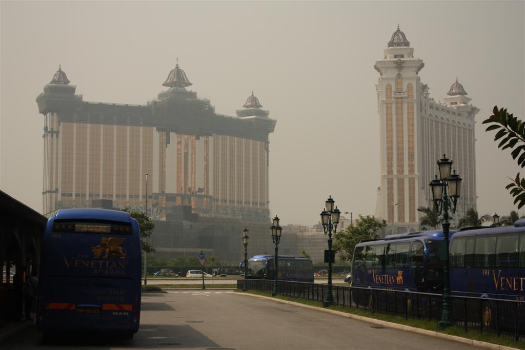 มีรถรับส่งที่ star ferry ครับ วิ่งข้ามไปเกาะ ไทปา จอดหน้า venetian เลยครับ ที่เห็นอยูไกลๆเป็น โรงแรม