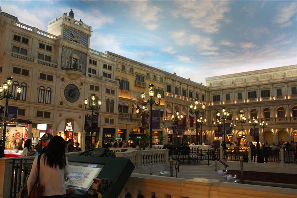 ขึ้นบันไดเลื่อนไปชั้น2 โอ้โฮ สวยงามมาก ท้องฟ้าสว่างไสวตลอด 24 ชม.