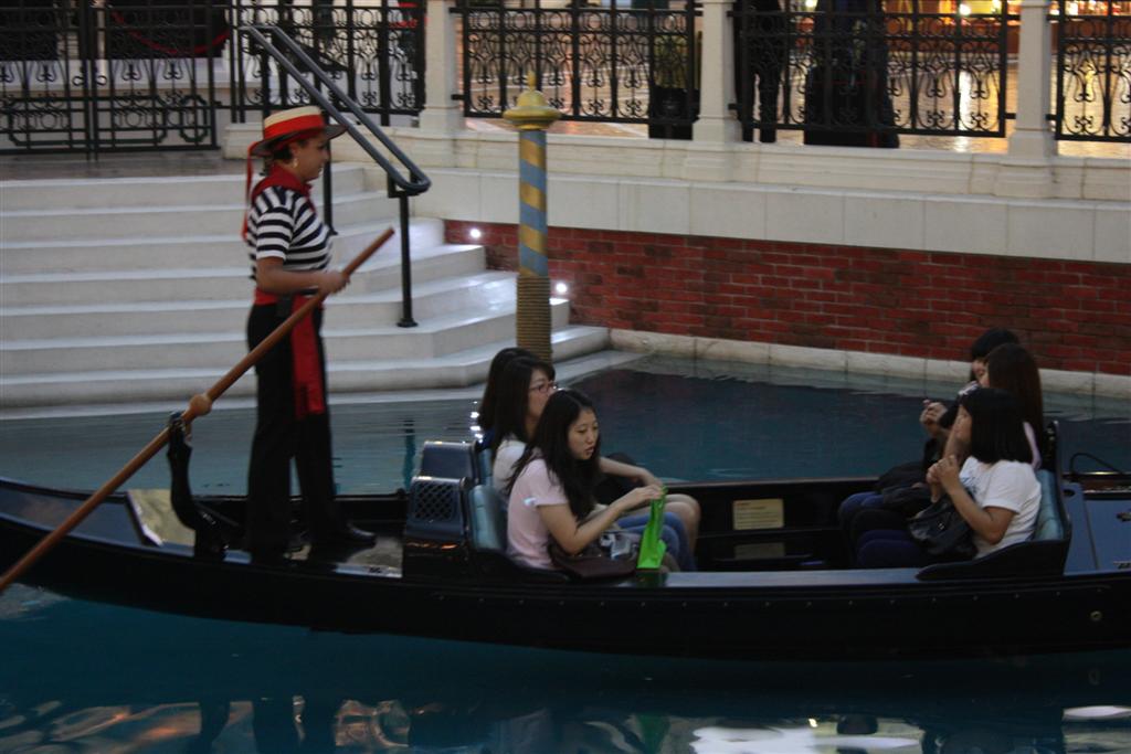 คนแจวเรือจะร้องเพลงภาษา italian ให้ฟังด้วย