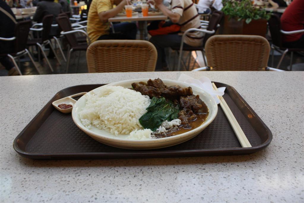 ข้าวเนื้ออบจานนี้ก็ 250 บาท น้ำอัดลมกระป๋องละ 80 บาท