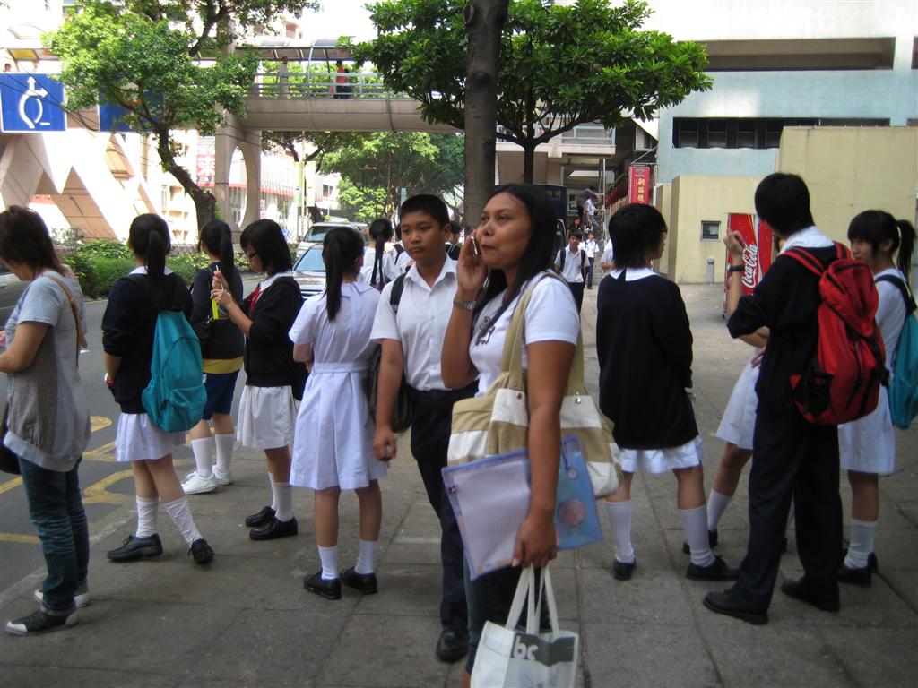 เด็กนักเรียนรอรถเมล์ไปโรงเรียน ชุดนักเรียนสีขาวคล้ายชุดทหารเรือบ้านเรา