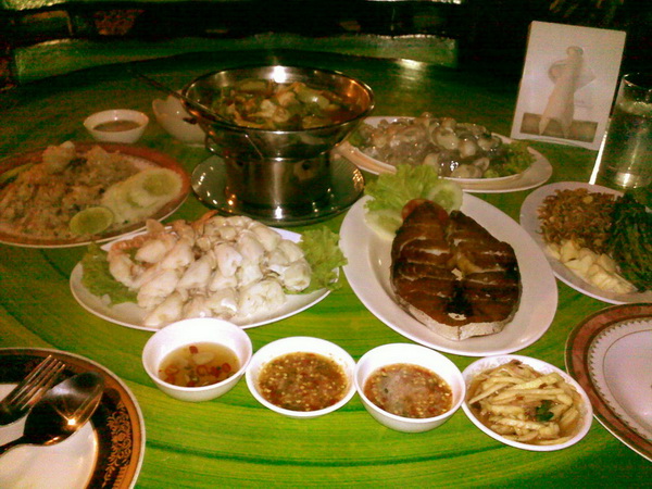 ทานอาหารเย็นกันก่อนครับ 
แวะทานร้า