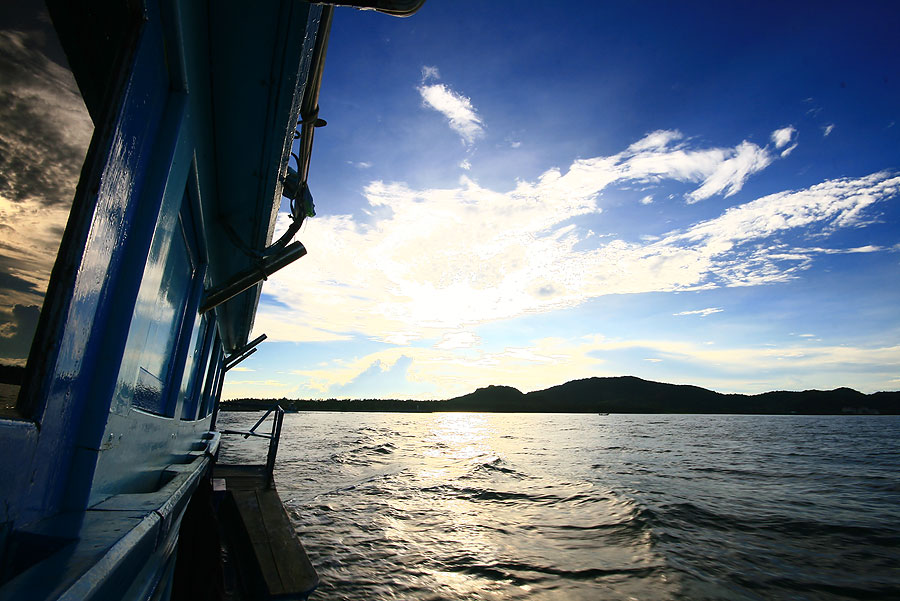 ล่องเรือหลุดร่องคลองออกมาได้ไม่นา