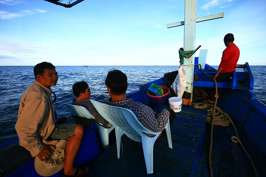 ปล่อยเรือลอยถอยหลัง.......รอเชือกรั้งจ