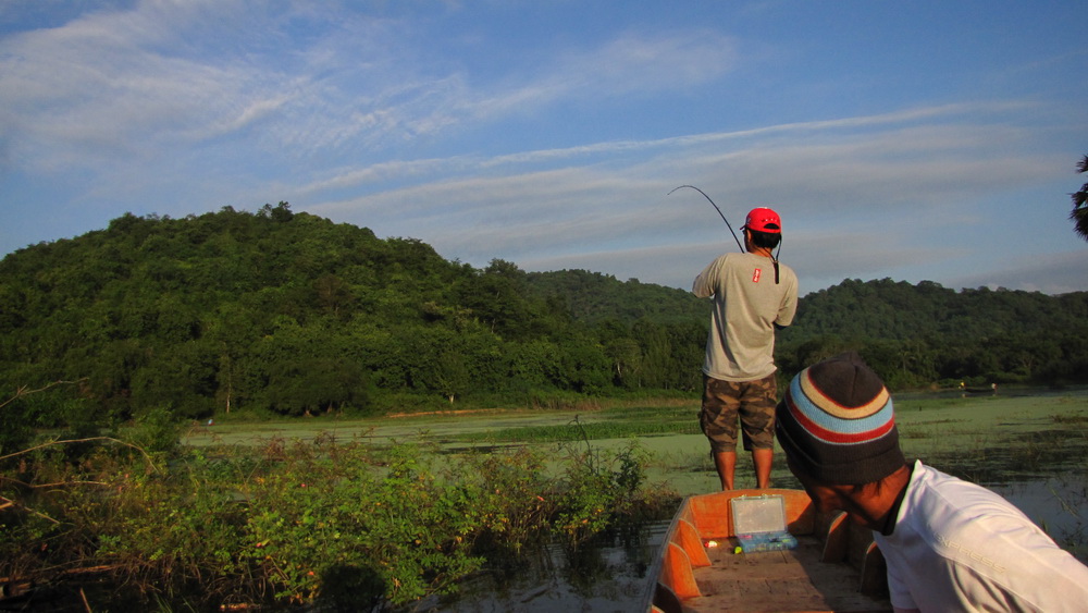 
         ลอยเรือต่อไปยังป่าแหน......อันนี้อยู่ในแก่งเลยนะครับ.....ป่าแหนใหญ่มากกกกกกกกกก

      