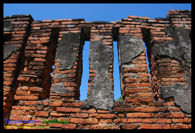 ไม่ว่าที่อุทยานเมืองเก่าที่สุโขทัย, อุทยานศรีสัชนาลัย หรือที่นี่ บริเวณพระราชวังโบราณ
สถาปัตยกรรมขอ