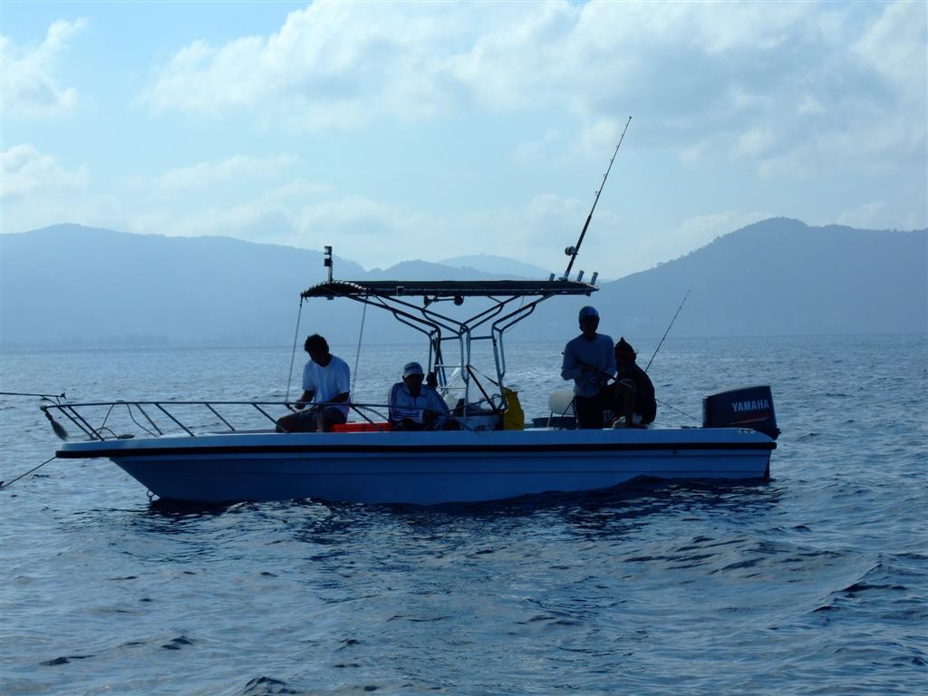 เราเริ่มตีเรือออกห่างกลัวจะถูกตามเขามากัน4คนเรามีแค่สาม ต้องหนีอย่างเดียวครับ :grin: :grin: