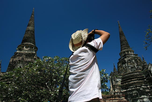 ไหว้พระเสร็จแล้วก็ออกมาตากแดดฆ่าเ