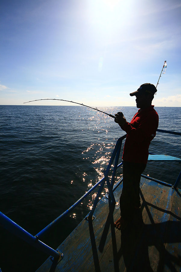 สายลอยที่ท้ายเรือ...ทำงานอีกครั้งหนึ่ง................

ไต๋นพอยู่ใกล้คันมากที่สุด.......ทำการเซ็ทเ