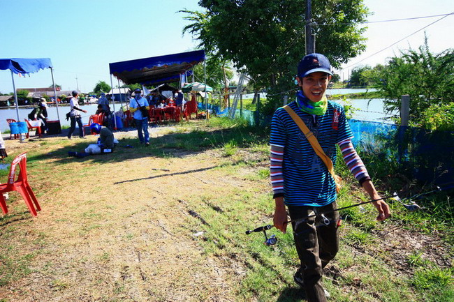 อ้าวใครเดินมา... น้าบอมส์ เจ้าเคล็ดว