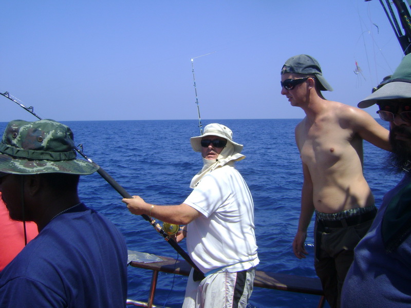 หลังจากนั้นสายๆหน่อย ปลาเริ่มกินห่างตัวแล้ว พี่ยันต์ ก็ย้ายหมาย พาพวกเราออกเรือ ลากทรอลิ่ง ไปหา วาฮู