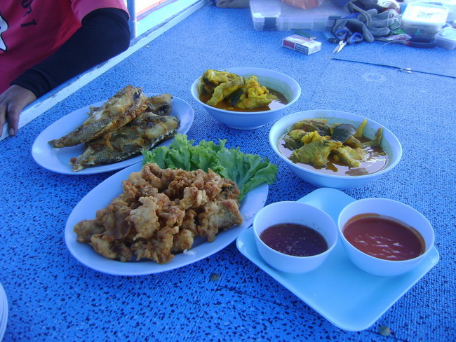 เที่ยงแล้วกินข้าวพักเหนื่อยกันดีก