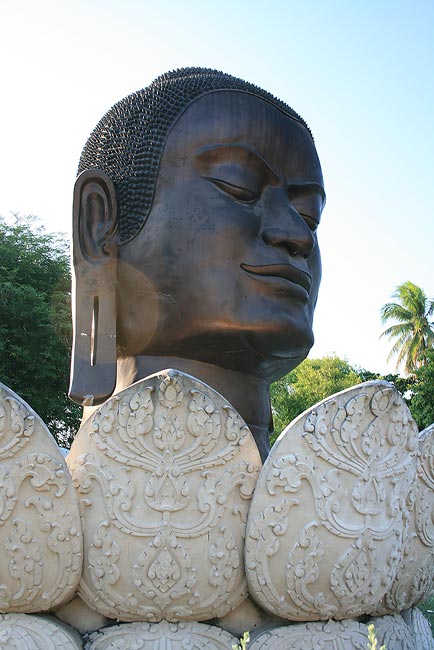 ต่อไปยังวัดธรรมิกราช

เศียรพระที่เห็นชาวบ้านเรียกว่า หลวงพ่อแก่ เพราะดูสีหน้าจะเคร่งเครียด
แต่ดูใ