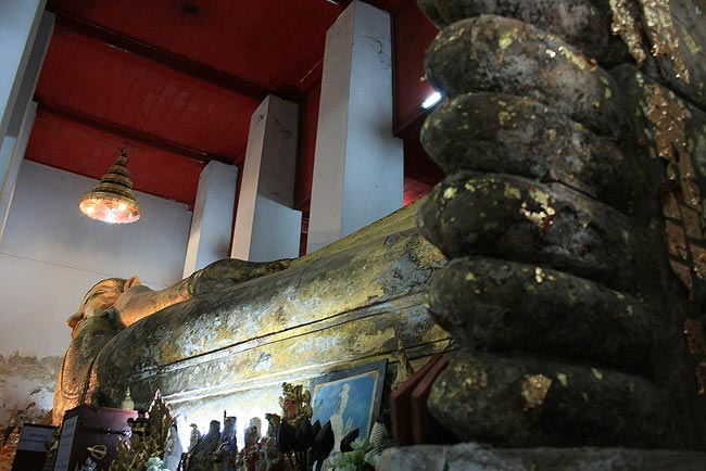 พระนอนกับมุมเก็บภาพที่บีบหัวใจเหล