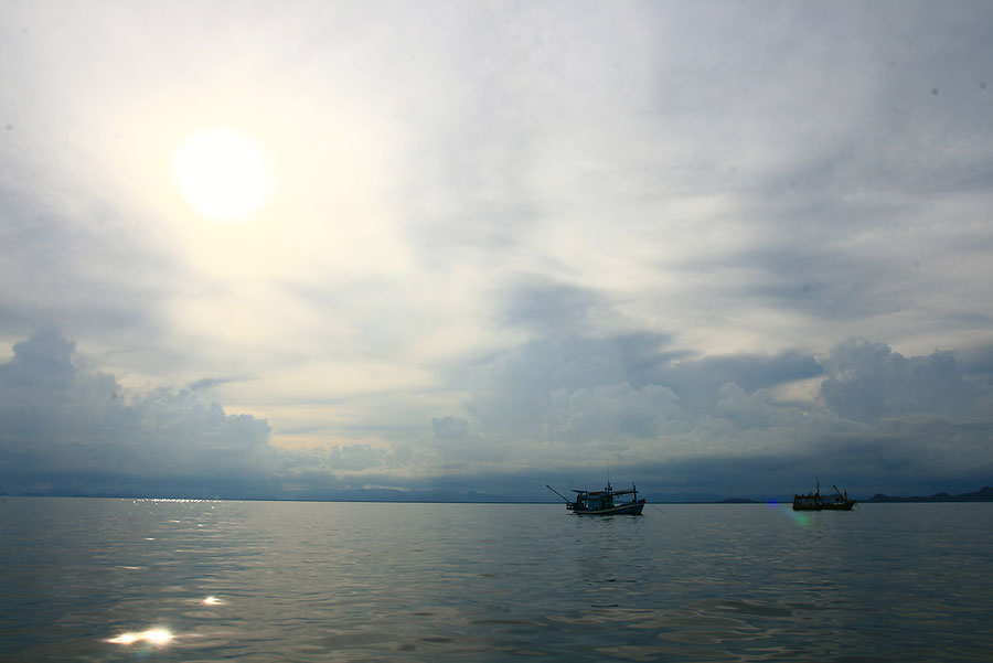 ที่หมายนี้ มีเรือจอดอยู่สองลำ......
เร