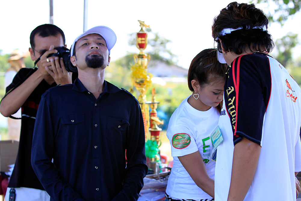 เสี่ยปุ๊ครับ ชอบภาพนี้มากๆ ครับน่าจะตั้งชื่อรูปนี้ว่า [b]"ถึงกับหืดขั้นคอเลยทีเดียว......"[/b]

