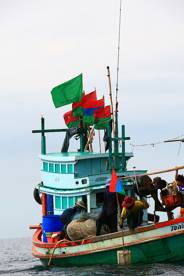 หนึ่งในทีมบนเรือ...เอื่อมมือคว้าธงด