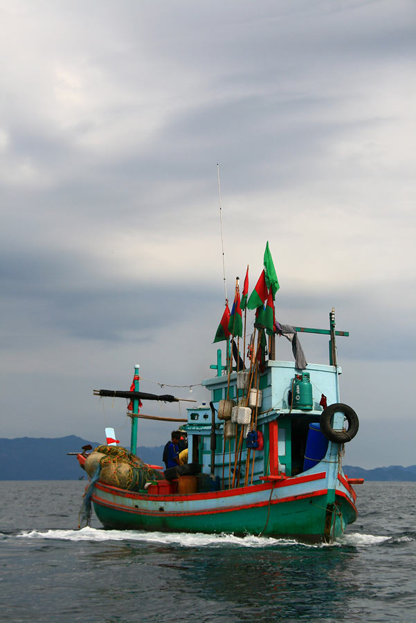เรืออวนเบนหน้าเข้าหาฝั่ง..........พร้อมเ