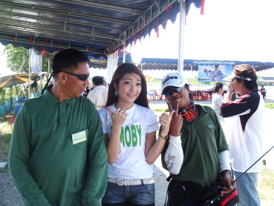 หนึ่งหญิงสองชาย....
 :cheer: :cheer: :cheer: