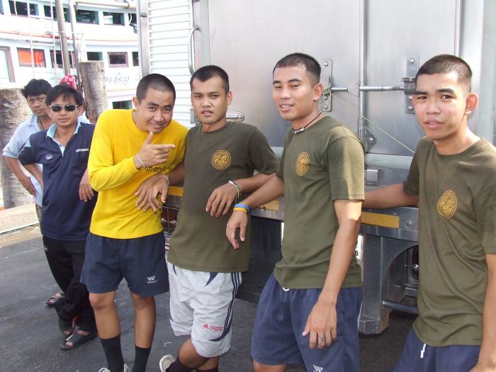ตอนขึ้นฝั่งปรับแผนใหม่ได้รับความช่วยเหลือจาก พี่พจน์แห่งกองสนับสนุน ทร. และเหล่าน้องทหารอีก 4 นาย ขอ