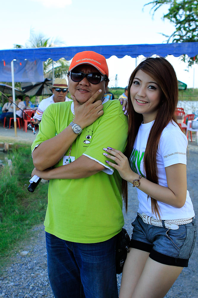 [center] น้าหรั่งนะ น้าหรั่ง .......................... ตรงนั้นนะ .......ผมต้องยืนนะ ........[/q]

