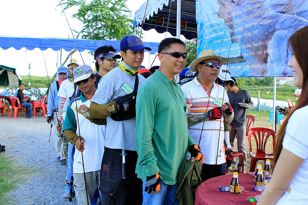 [center] เข้าแถว รับรางวัลนาทีทอง [/q]




 :grin: :grin: :grin: :grin: :grin: