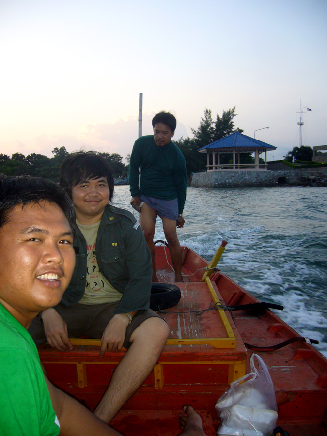 มีเวลาว่างก็ออกอีกครับบบบบบบ ไม่เข็ดครับ เรือลำนี้เป็นอีกลำ

ลำเดิมที่เครื่องเสีย 2วันหลังจากนั้นไ