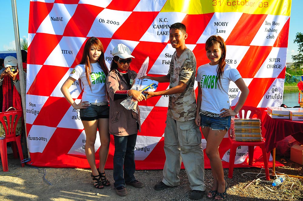 พอมีสาวๆ มายืน มานนนเริ่มเขิน กรั่กๆๆๆๆๆๆๆๆๆๆๆๆๆๆๆๆๆๆๆๆๆๆ :laughing: :laughing: :laughing: :laughing