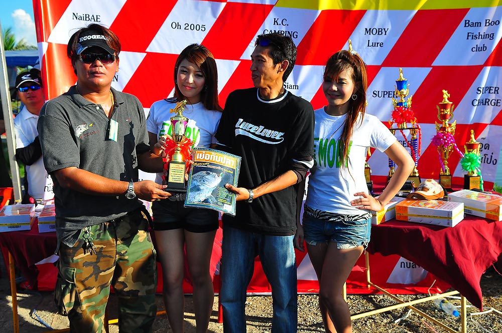 ดูดิ  อ้ายข้างหลัง มานมองทุกช็อตเลยง่ะ :laughing: :laughing: :laughing: