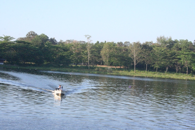  บึ่งเรือมาแต่ไกลเลย แอบถ่ายอีกเหมือนเดิม  :laughing: :laughing: :laughing: